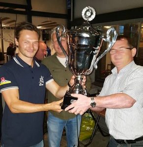 Wethouder Hans van de Looij overhandigt de Veldhoven Cup aan Marvilde-captain Sander Bertels