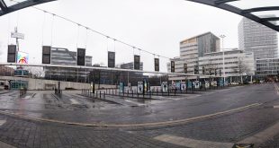 Centraal busstation Neckerspoel is helemaal leeg.