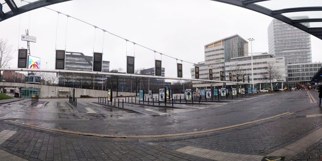 Centraal busstation Neckerspoel is helemaal leeg.