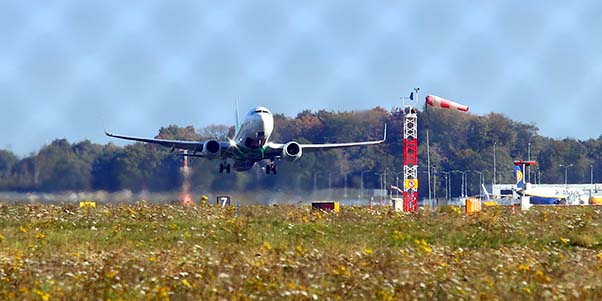 Een vliegtuig stijgt op vanaf Eindhoven Airport.