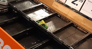 Lege schappen in supermarkt wegens brand