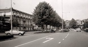 Foto uit 1975 van de Burgemeester van Hoofflaan, links het voormalige pand van de Rabobank