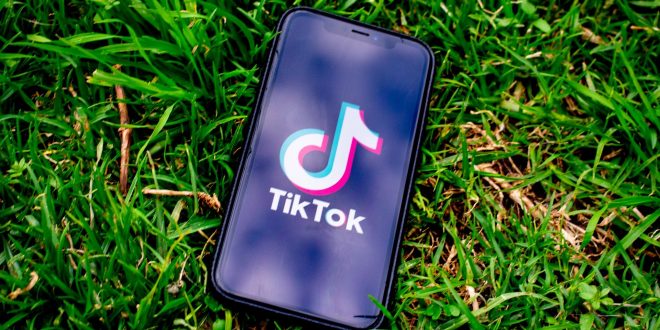 Plaatje van mobile telefoon met TikTok logo