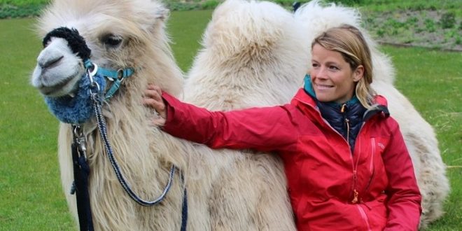 Tamar Valkenier met haar kameel